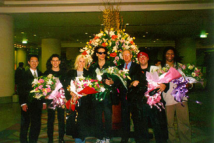  Hey, look! It's a photo-op in the lobby.